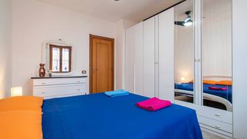 1 habitación, tabla de planchar con plancha y ropa de cama