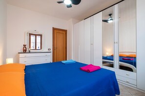 1 bedroom, iron/ironing board, bed sheets - Holiday Home 'Casa 'Sole Del Lido'' with Balcony and Air Conditioning (Alghero)