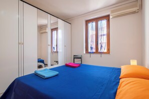 1 dormitori, planxa i posts de planxar i roba de llit 