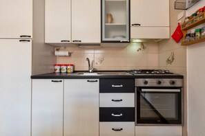 Frigorifero, microonde, forno, piano cottura