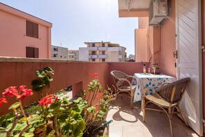 Outdoor dining - Holiday Home 'Casa 'Sole Del Lido'' with Balcony and Air Conditioning (Alghero)
