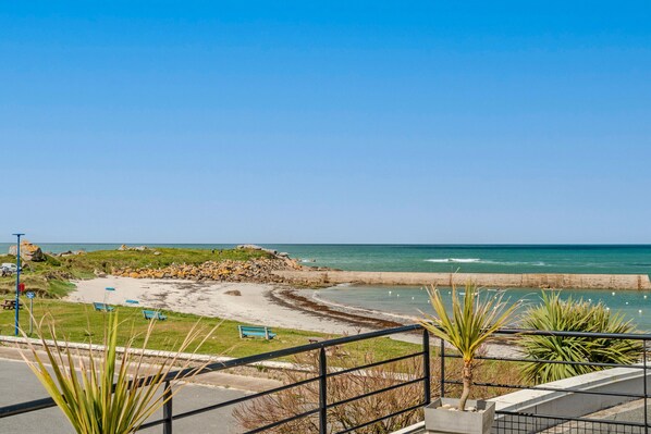 Beach nearby - Apartment 'Vue Mer - Plage À 30m' with Sea View, Private Terrace and Wi-Fi (Cléder)