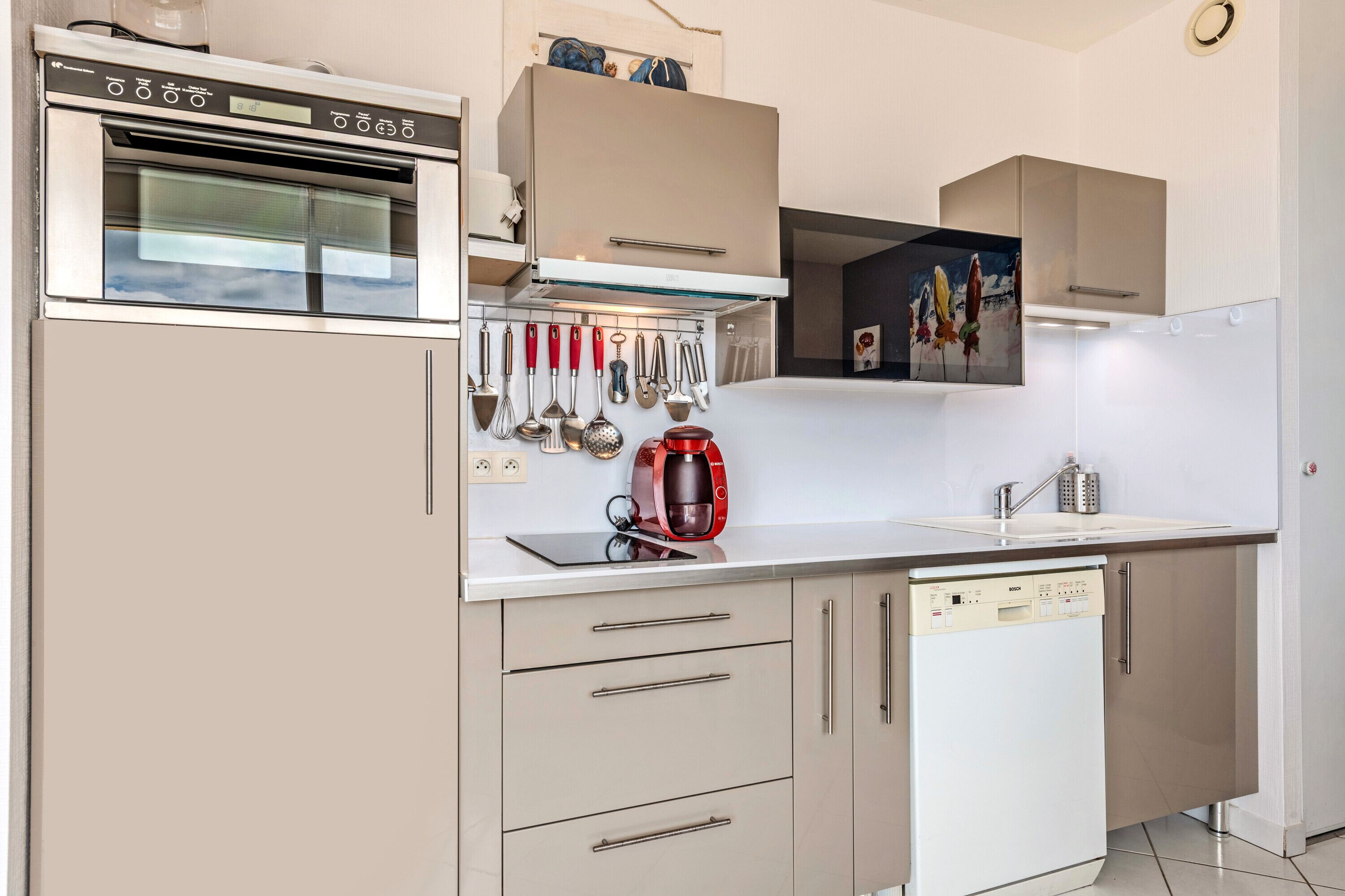 Réfrigérateur, micro-ondes, four, plaque de cuisson