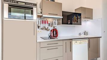 Een koelkast, een microgolfoven, een oven, een kookplaat