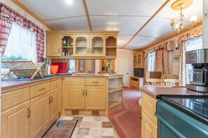 Kjøleskap, mikrobølgeovn, kokeplater og kaffetrakter/tekoker