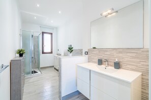 Een douche, een haardroger, handdoeken