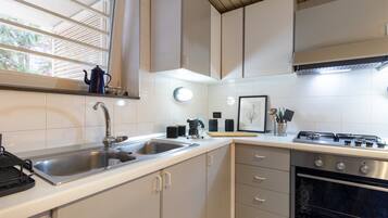 Kjøleskap, ovn, kokeplater og kaffetrakter/tekoker