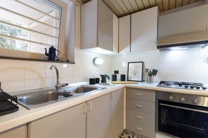 Kühlschrank, Ofen, Herdplatte, Wasserkocher mit Kaffee-/Teezubehör