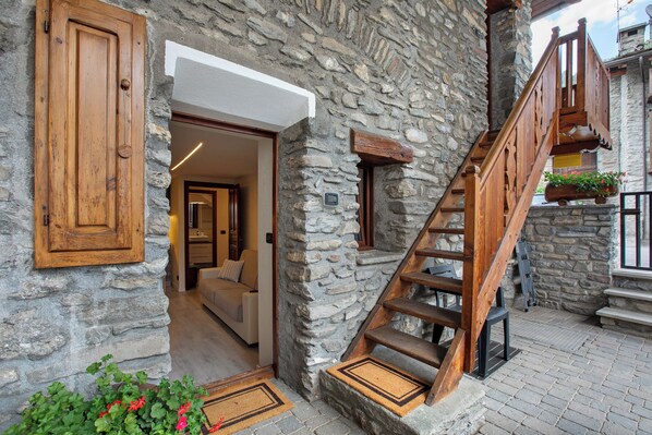 Exterior detail - Apartment 'Sotto' with Private Terrace and Wi-Fi (Morgex)