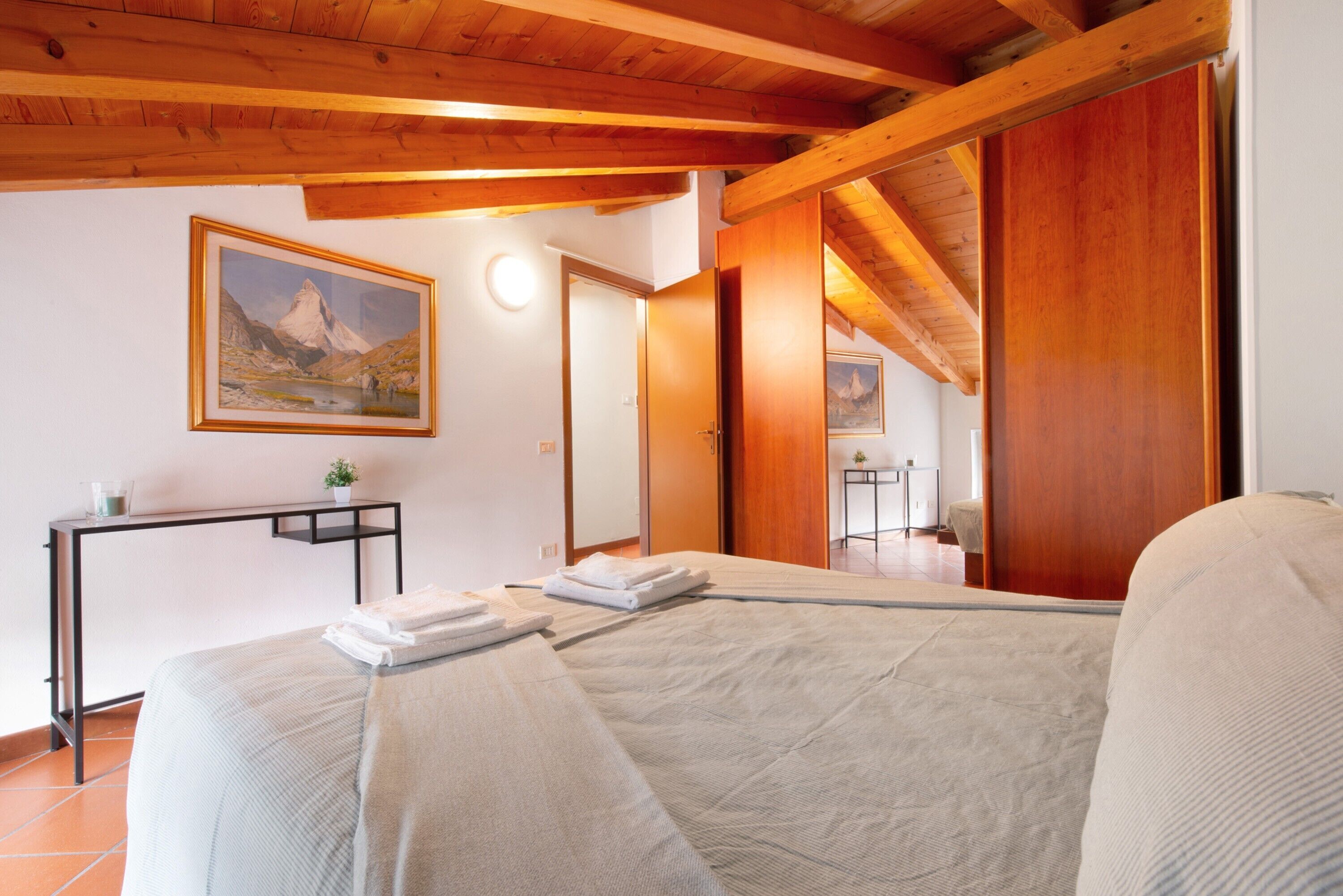 2 slaapkamers, een bureau, een strijkplank/strijkijzer, gratis wifi