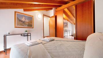 2 slaapkamers, een bureau, een strijkplank/strijkijzer, gratis wifi