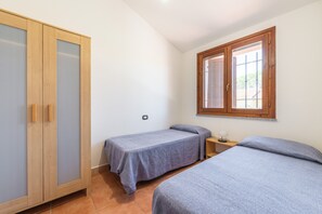 3 bedrooms, iron/ironing board, bed sheets