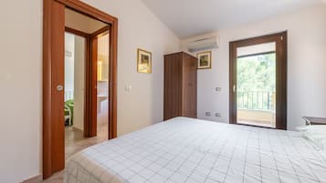 2 bedrooms, iron/ironing board, bed sheets