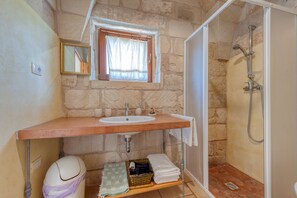 Shower, hair dryer, towels - Room 'Masseria Copertini - Gattini' with Wi-Fi and Air Conditioning (Vernole)