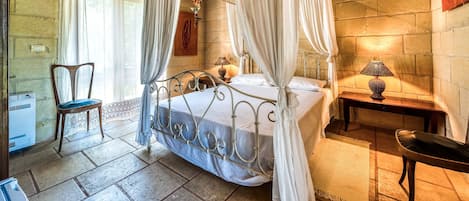 1 bedroom, desk, free WiFi, bed sheets