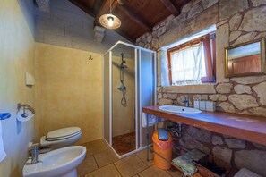 Een douche, een haardroger, handdoeken