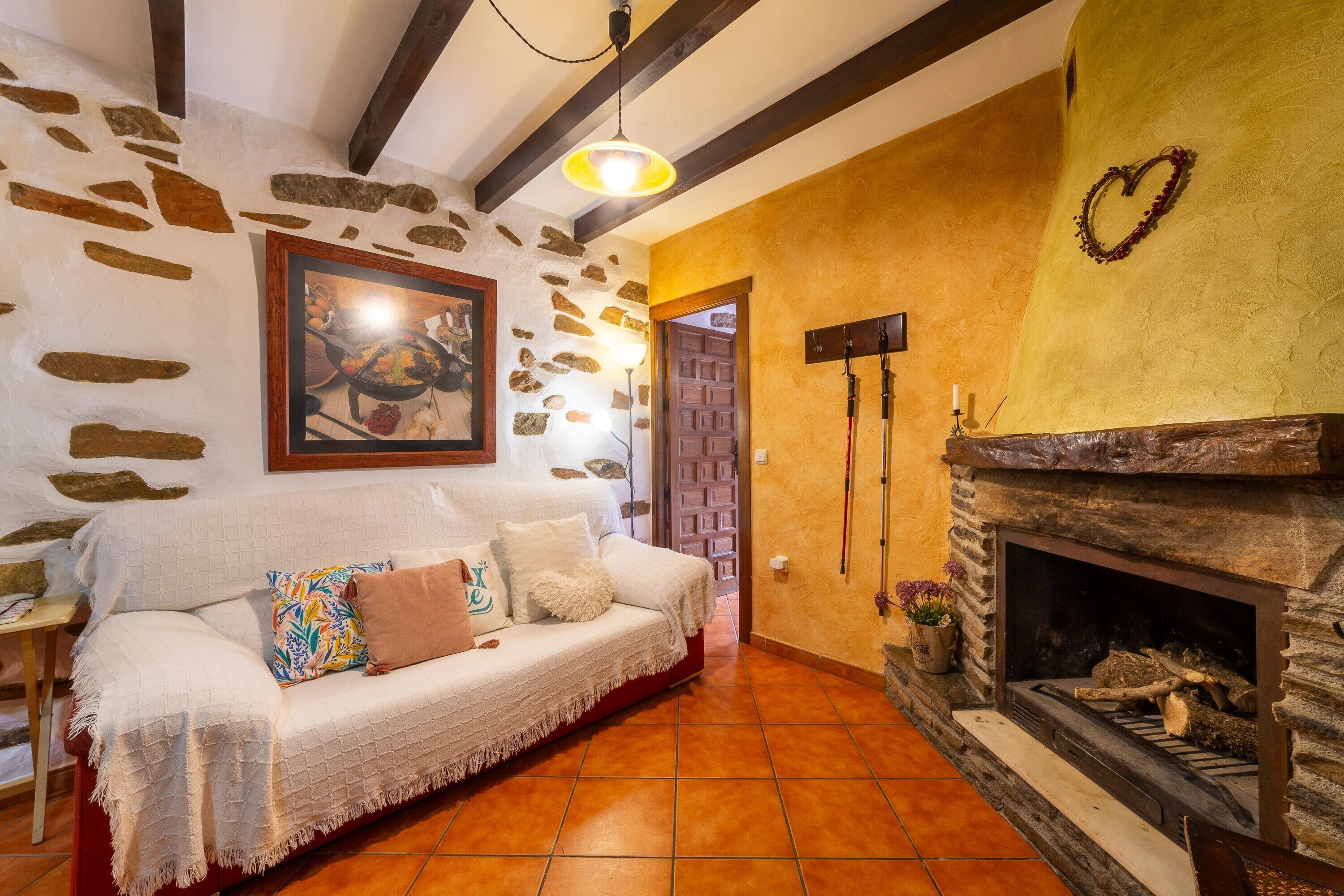 Een televisie en een open haard