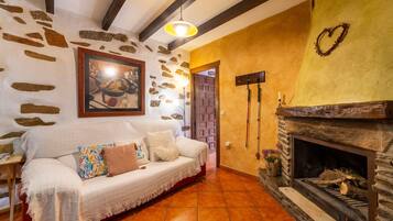 Een televisie en een open haard