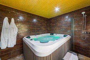 Shower, hair dryer, towels - Country House 'Picachico' with Mountain View, Wi-Fi and Air Conditioning (Laroya)