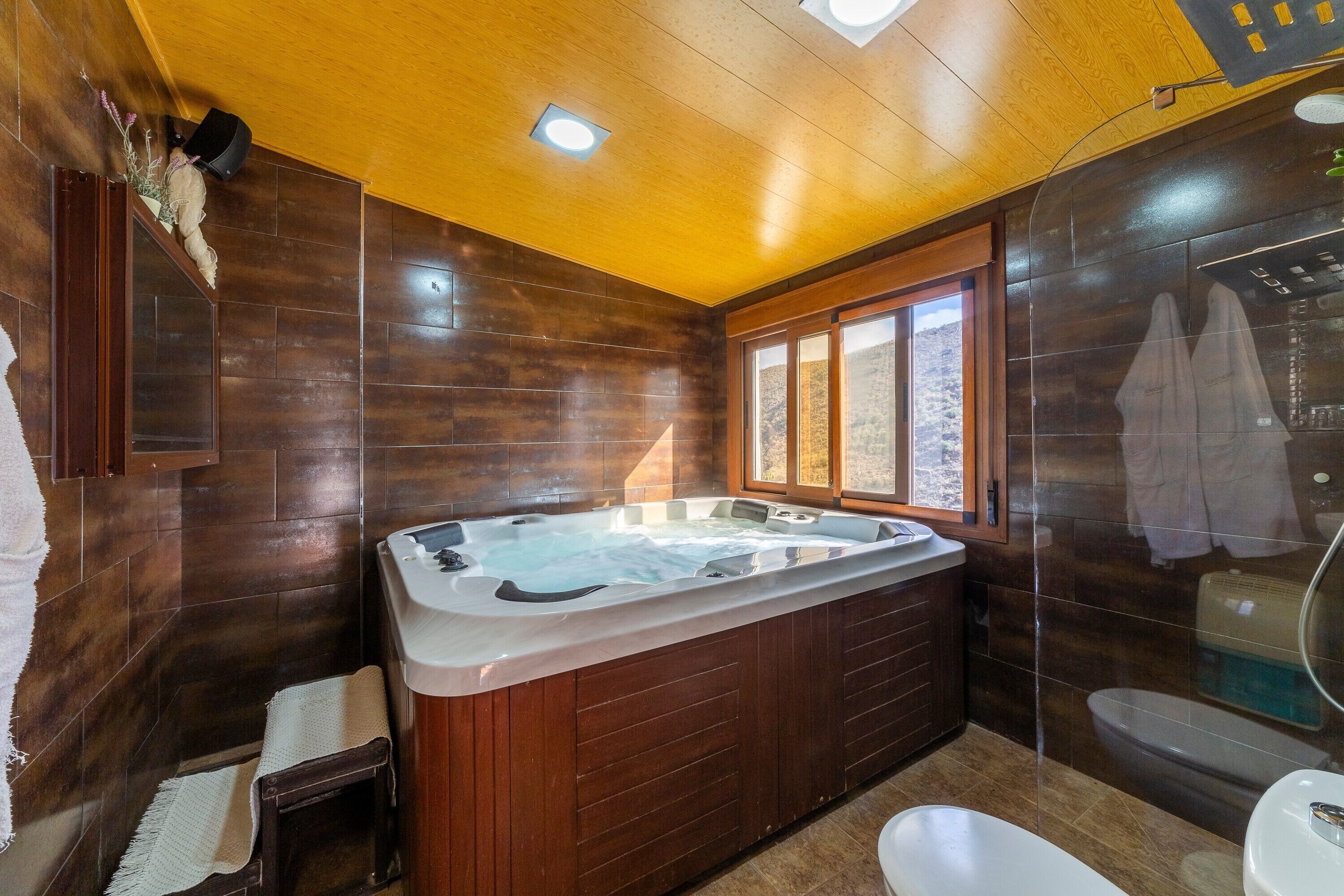 Douche, sèche-cheveux, serviettes fournies
