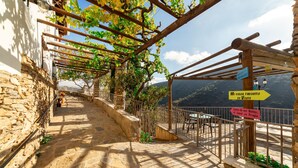 A stone staircase leading to a terrace with a view of the mountains. - Country House 'C´antonia Y Manuel' with Mountain View, Wi-Fi and Air Conditioning (Laroya)