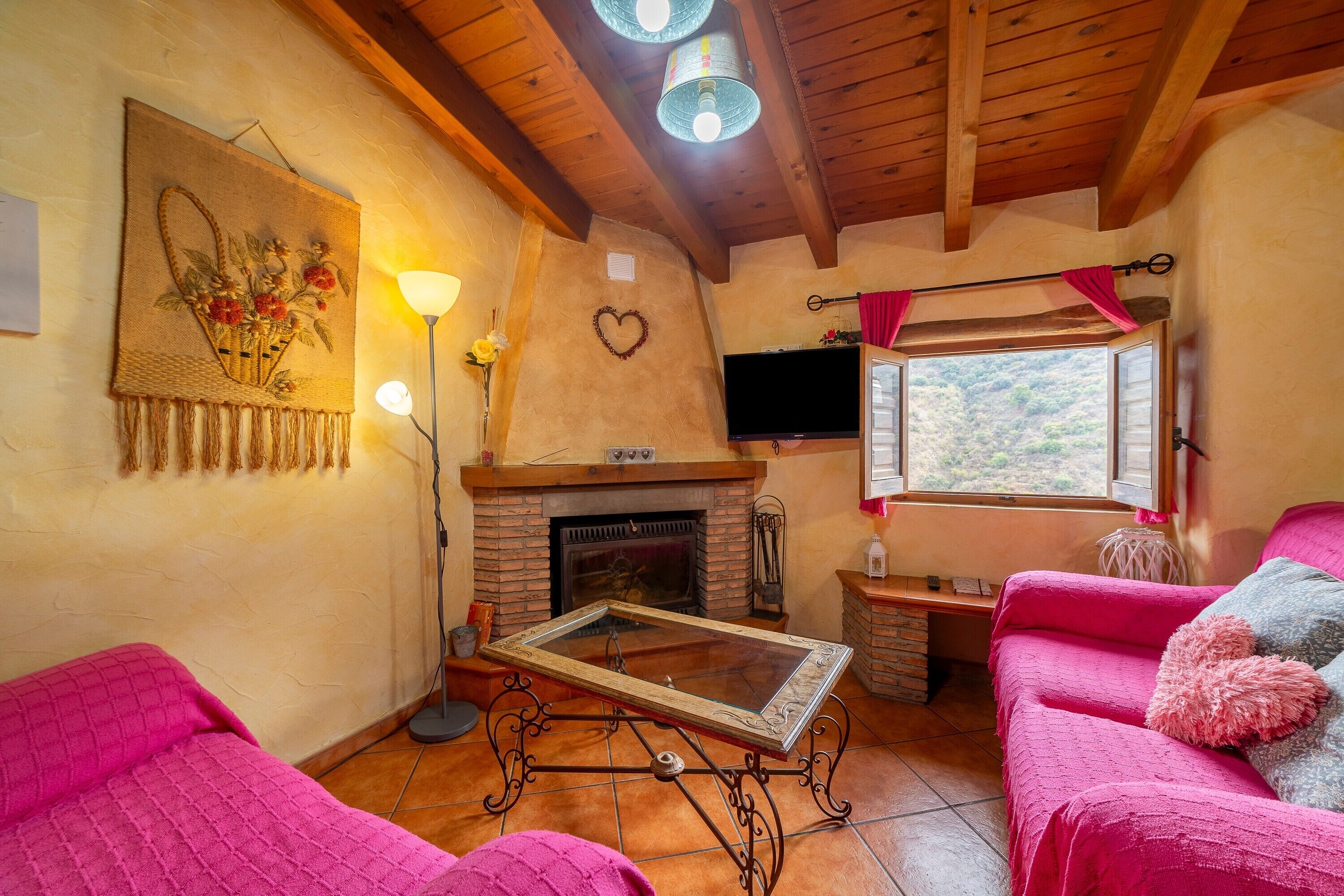 Een televisie en een open haard