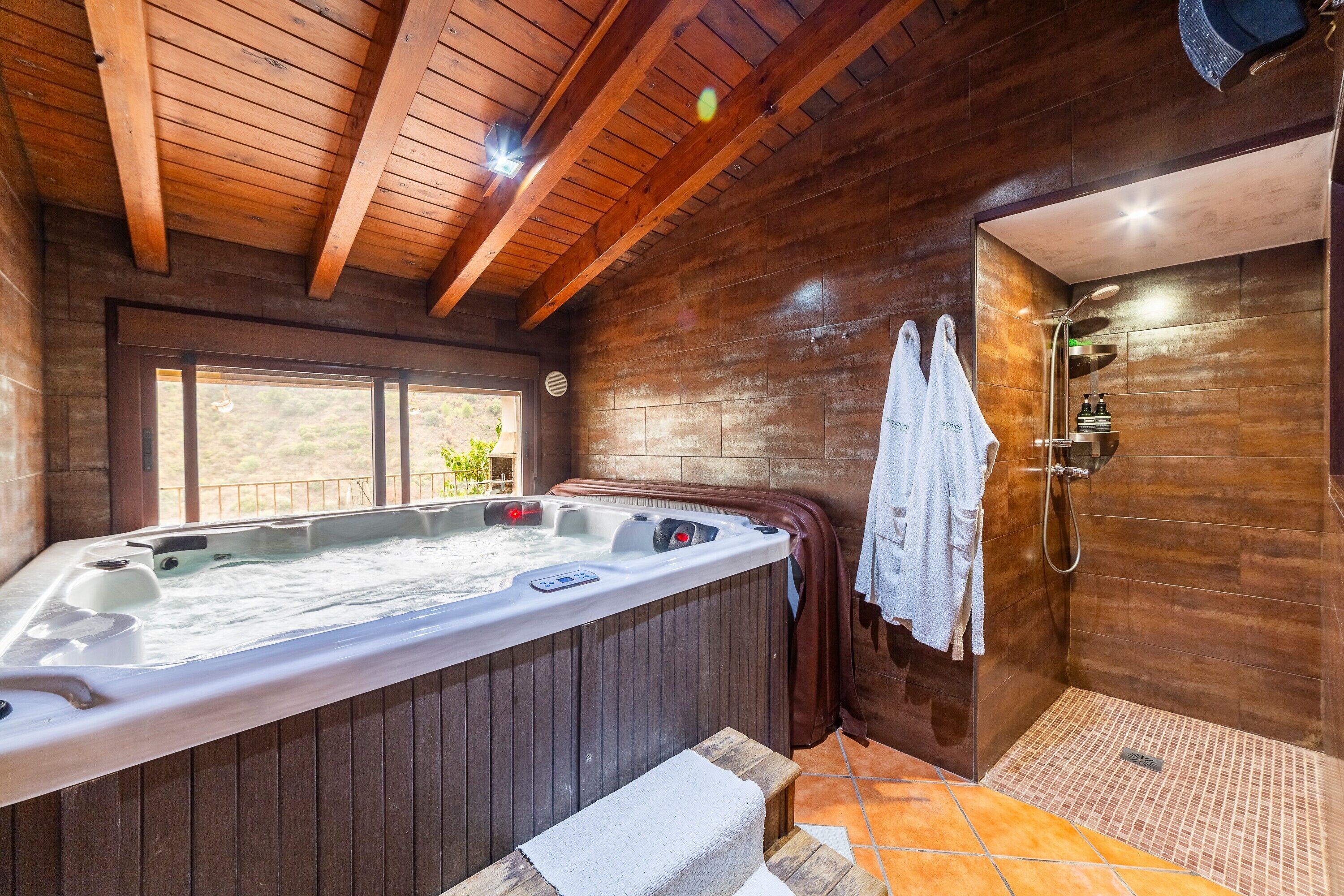 Een douche, een haardroger, handdoeken