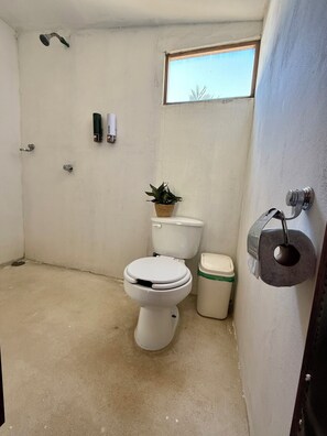 Cabaña estándar | Baño | Artículos de higiene personal gratuitos, toallas, jabón y champú