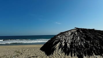 En la playa y sombrillas