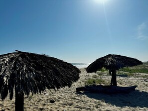 Ubicación a pie de playa y sombrillas