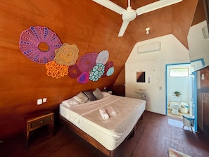 สแตนดาร์ดเคบิน | โต๊ะทำงาน, พื้นที่ทำงานแบบใช้แล็ปท็อป, Wi-Fi ฟรี, ผ้าปูที่นอน