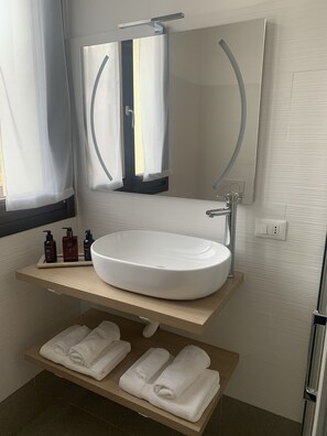 Douche, sèche-cheveux, serviettes fournies