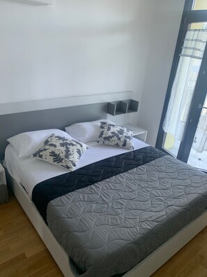 1 chambre, fer et planche à repasser, Wi-Fi gratuit, draps fournis