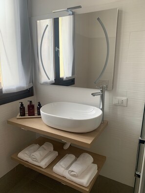 Douche, sèche-cheveux, serviettes fournies