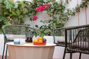 Property grounds - Vacation Home 'Casa Papaya' with Shared Pool, Private Terrace and Wi-Fi (El Médano)