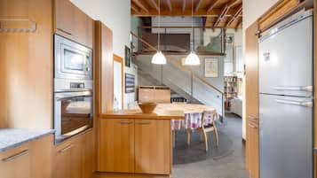 Geladeira, micro-ondas, fogão, lava-louças