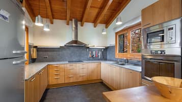 Een koelkast, een microgolfoven, een oven, een vaatwasser