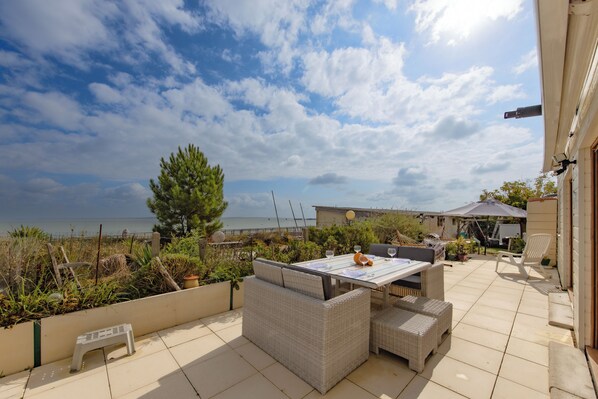 Outdoor dining - Holiday Home 'Chalet Les Pieds Dans L'eau' with Sea View, Wi-Fi and Air Conditioning (Le Verdon-sur-Mer)
