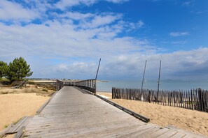 Beach - Holiday Home 'Chalet Les Pieds Dans L'eau' with Sea View, Wi-Fi and Air Conditioning (Le Verdon-sur-Mer)