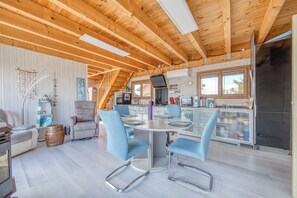 Dining - Holiday Home 'Chalet Les Pieds Dans L'eau' with Sea View, Wi-Fi and Air Conditioning (Le Verdon-sur-Mer)