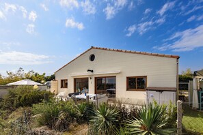 Exterior - Holiday Home 'Chalet Les Pieds Dans L'eau' with Sea View, Wi-Fi and Air Conditioning (Le Verdon-sur-Mer)