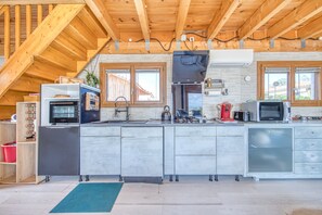 Jääkaappi, mikroaaltouuni, uuni, liesi