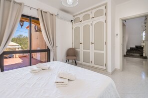 4 bedrooms, iron/ironing board, free WiFi, bed sheets