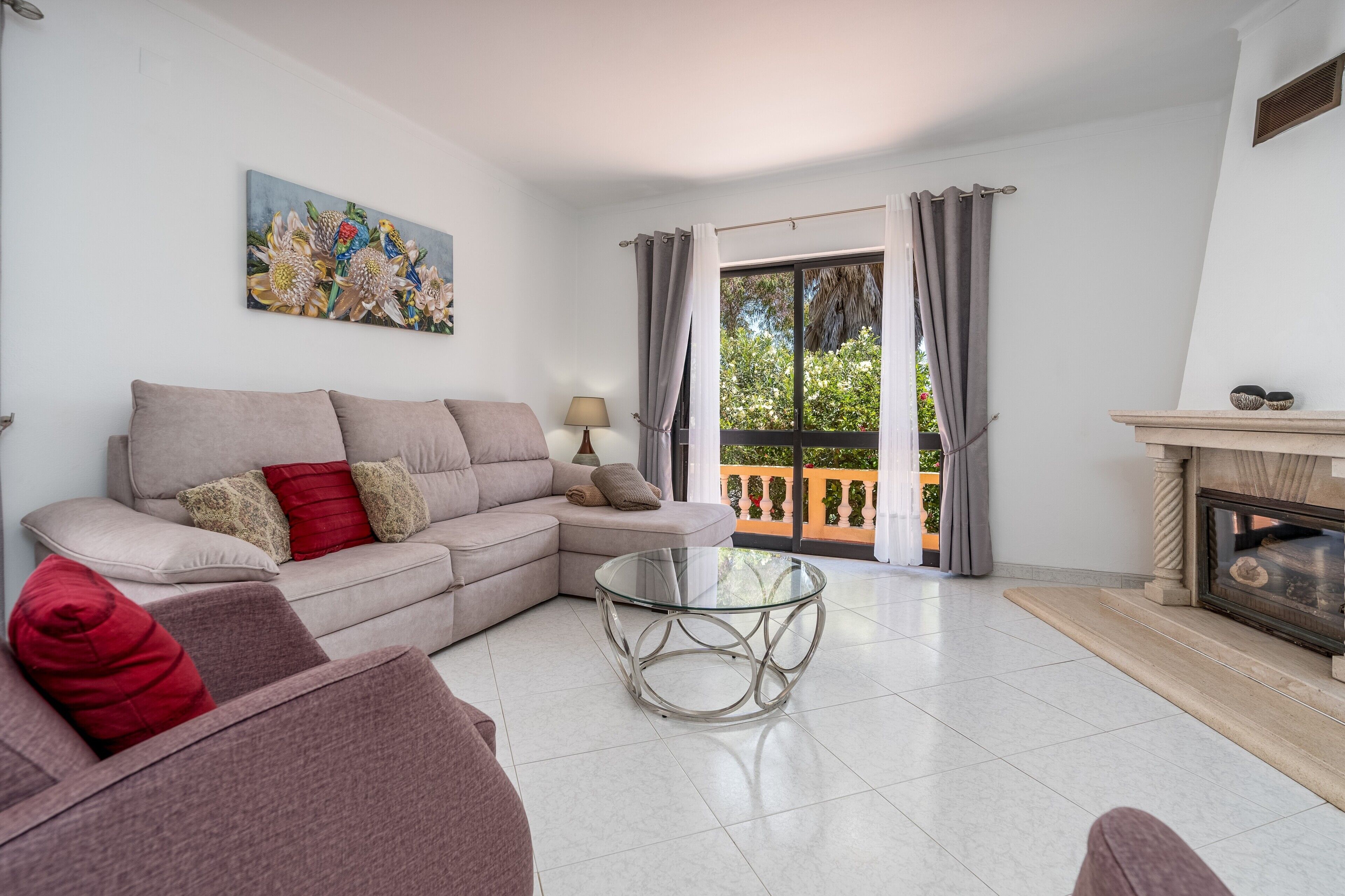 Tv, eldstad och ett bordtennisbord