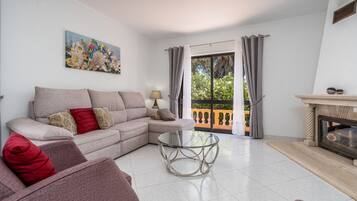 Tv, eldstad och ett bordtennisbord