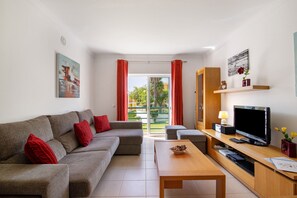 TV - Encosta São José Apartment with Shared Pool, Wi-Fi, and Air Conditioning (Guia)