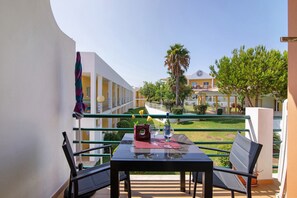 Outdoor dining - Encosta São José Apartment with Shared Pool, Wi-Fi, and Air Conditioning (Guia)