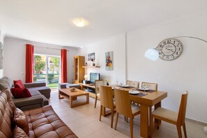 TV - Encosta São José Apartment with Shared Pool, Wi-Fi, and Air Conditioning (Guia)