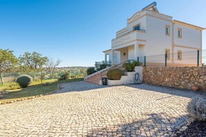 Exterior - Villa 'Água' with Mountain Views, Wi-Fi, and Air Conditioning (Albufeira)