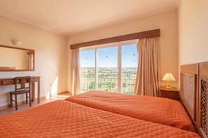 4 bedrooms, iron/ironing board, free WiFi, bed sheets - Villa 'Água' with Mountain Views, Wi-Fi, and Air Conditioning (Albufeira)